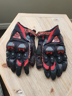 Five 'Stunt EVO' Men's Protective Motorcycle Gloves in Black and Red